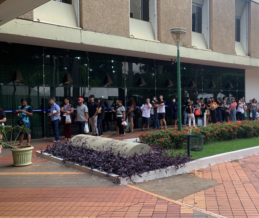 Fila é grande para a troca de alimentos por ingresso para show na Expoingá