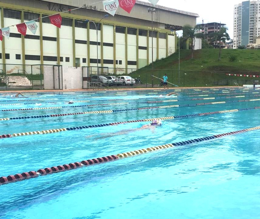 Nadadores vão se revezar durante 25 horas