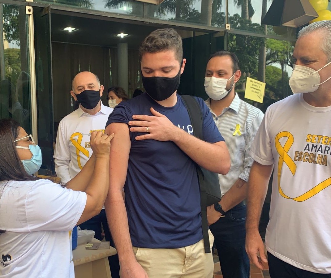 Mais de oito mil jovens de 18 e 19 anos devem ser vacinados nesta quinta-feira (16) em Maringá