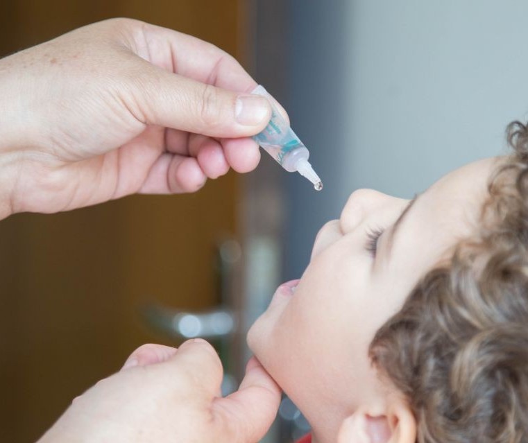Mais de 21 mil crianças precisam tomar as gotinhas contra a poliomielite em Maringá