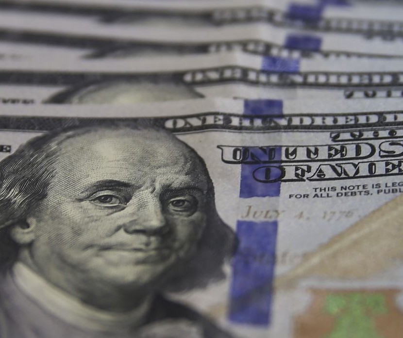 Dólar cai a menos de R$ 4,80 e tendência é de mais redução