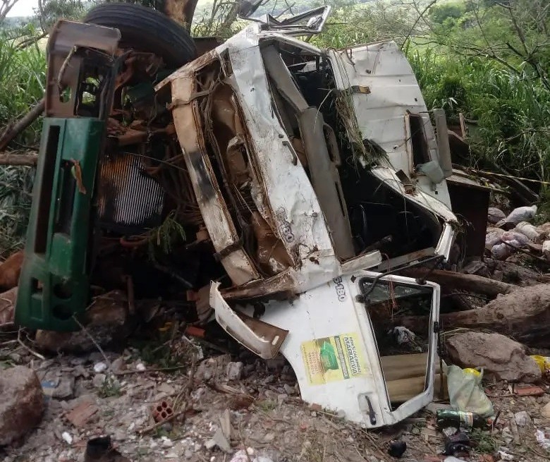 Tombamento de caminhão deixa um morto e um ferido na Estrada Guaiapó