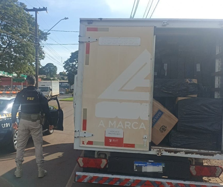 PRF apreende caminhão carregado com cigarros contrabandeados