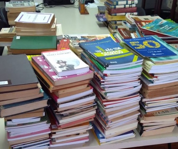 Prefeitura já arrecadou 400 livros para “Geladoteca”