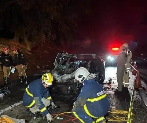 Carro explode após batida e motorista morre carbonizado em Maringá