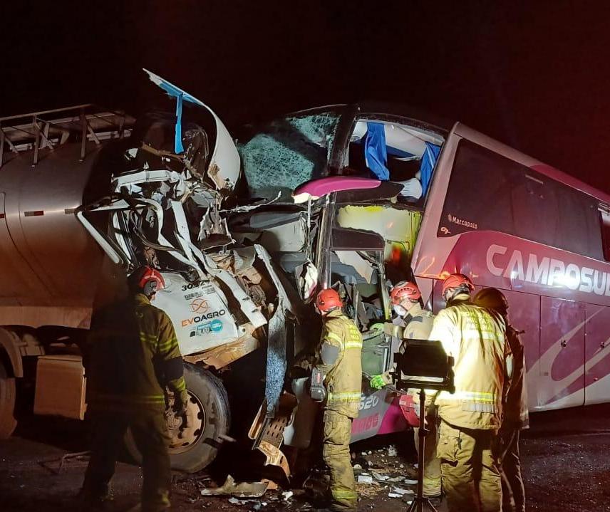 Três pessoas morrem em acidente entre caminhão e ônibus, em Campo Mourão