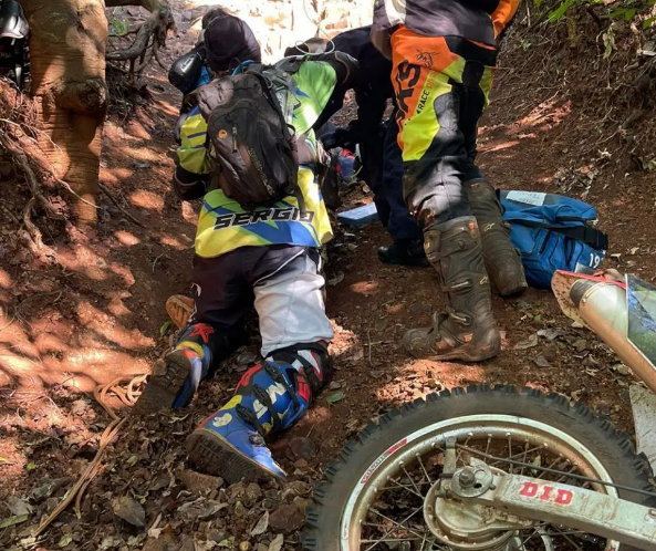 Motociclista cai e fica ferido durante trilha em Floresta