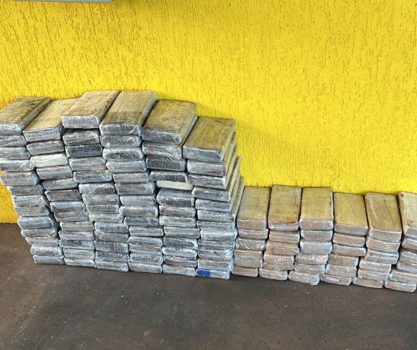 PRF apreende 89 kg de cocaína pura em fundo falso de caminhão