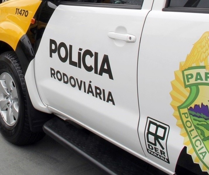 Carro bate na traseira de moto e mulher morre na hora