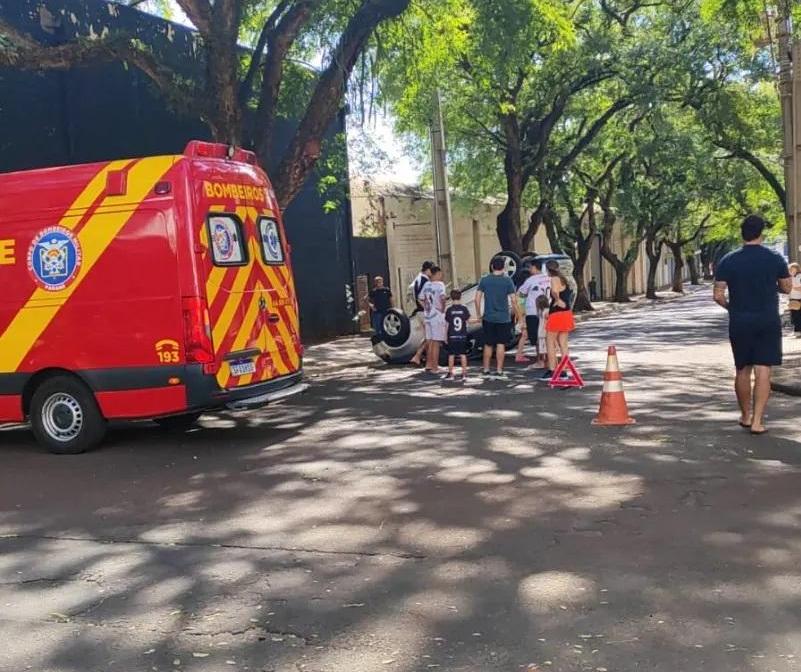 Acidente com capotamento deixa quatro pessoas feridas em Maringá
