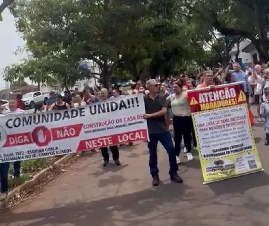 Moradores protestam contra construção de casa de semiliberdade
