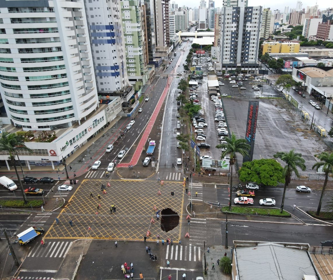 Confira vias interditadas por causa de cratera na Avenida Paraná