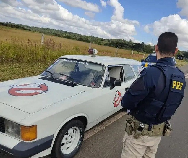 Polícia Rodoviária Federal aborda carro dos 'caça-fantasmas' na BR-373