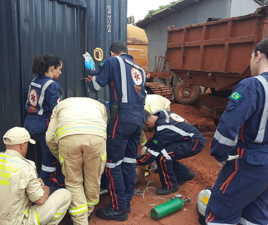 Trabalhador é prensado em acidente de trabalho e fica gravemente ferido