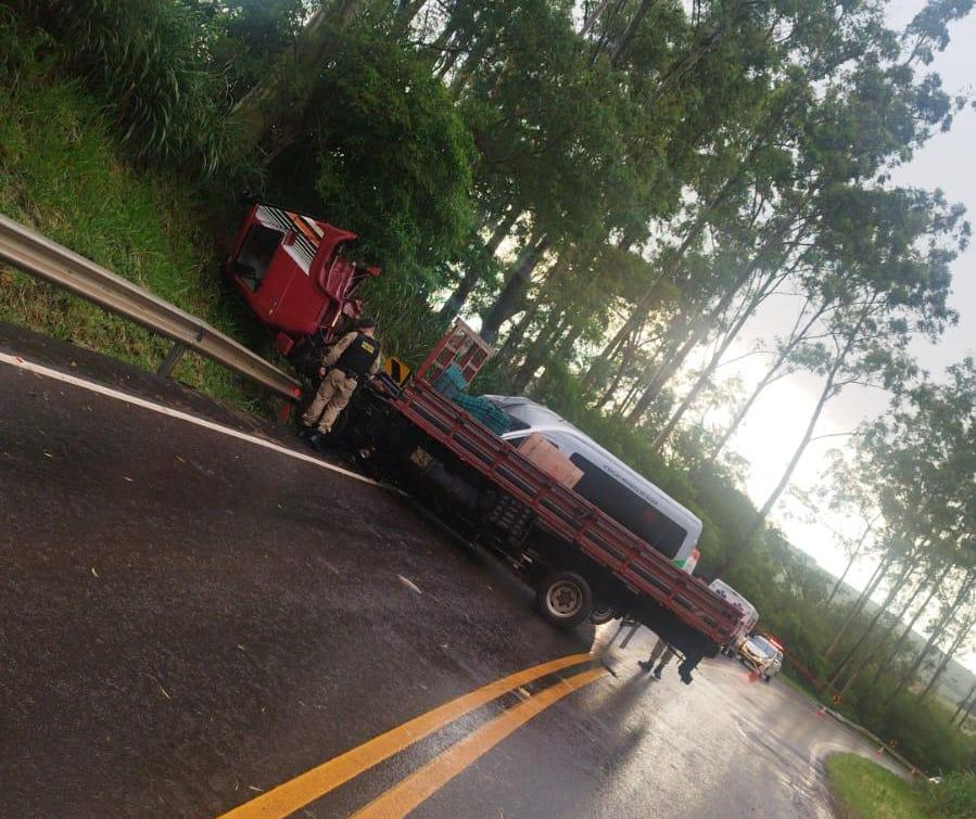 Acidente na PR-082: perícia aponta que caminhão aquaplanou na pista