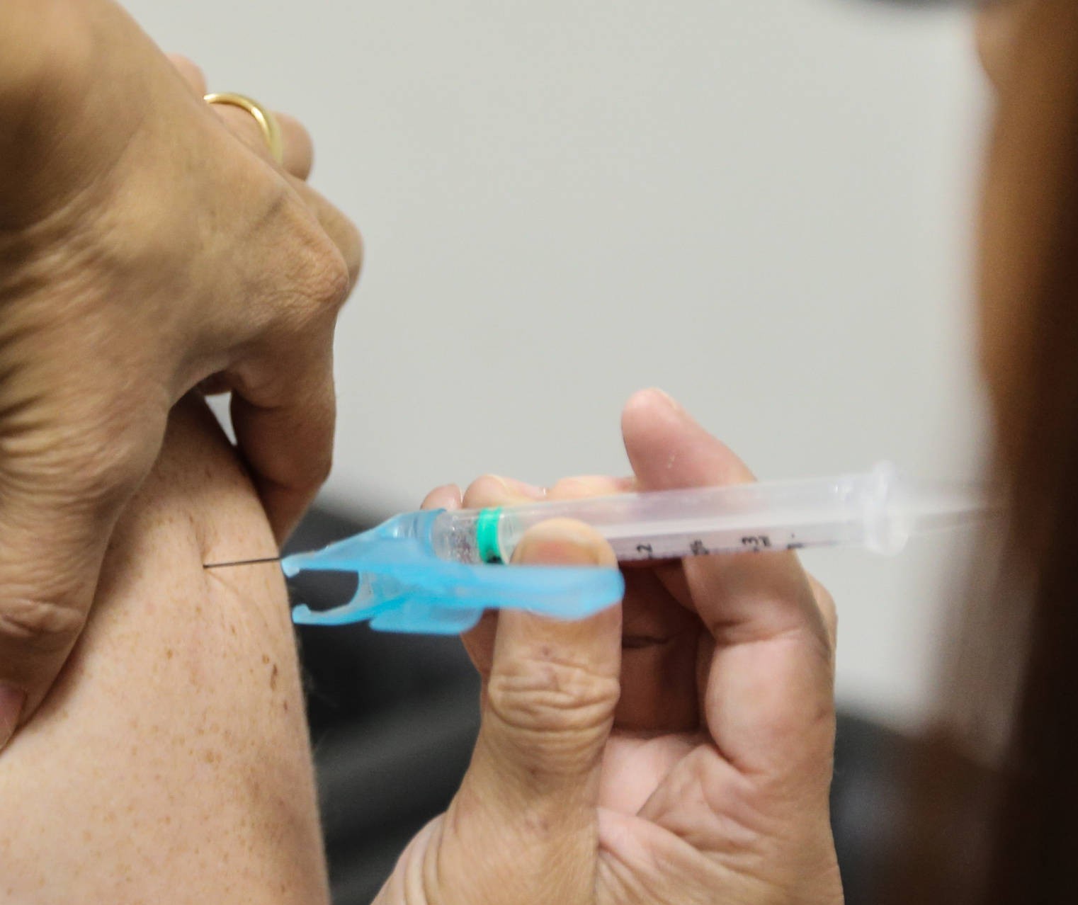 Prefeituras do Paraná são cobradas pelo TCE por demora na imunização contra a Covid-19