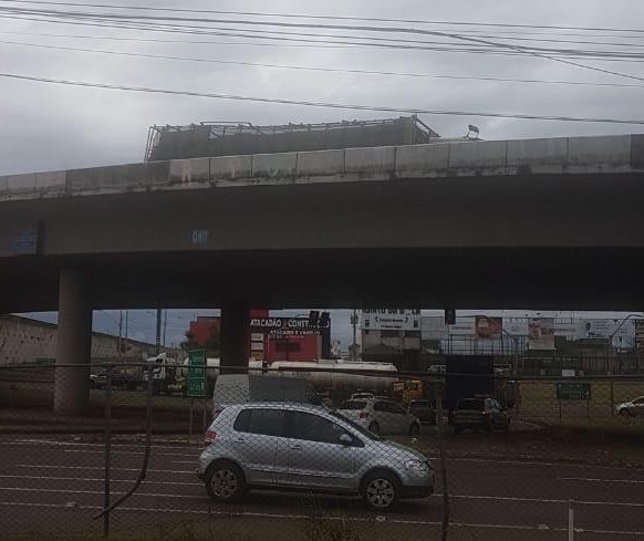 Caminhão carregado de frangos vivos tomba no Contorno Norte