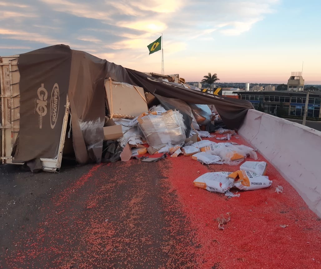 Carreta tomba e Contorno Norte fica interditado, em Maringá