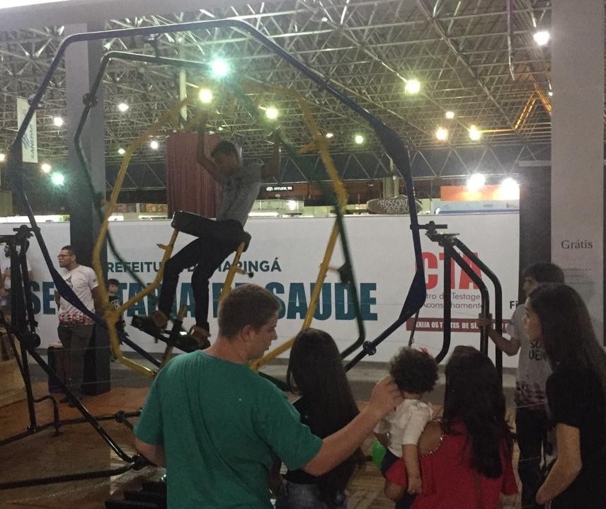 Giroscópio humano atrai interesse de visitantes na Expoingá