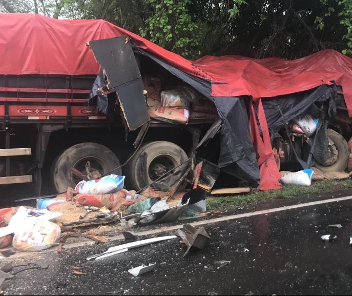 Acidente entre dois caminhões deixa três mortos na região de Colorado