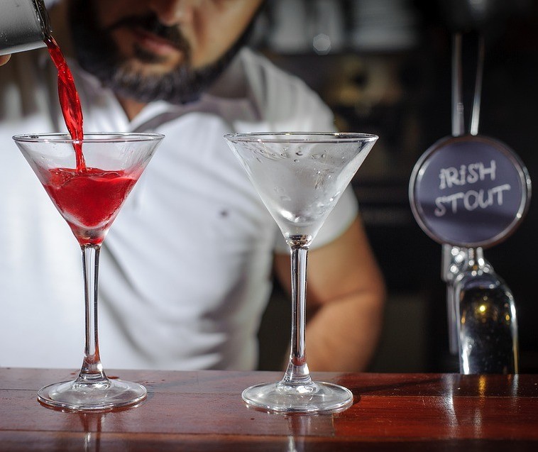 Bartenders, profissionais que preparam coquetéis e bebidas