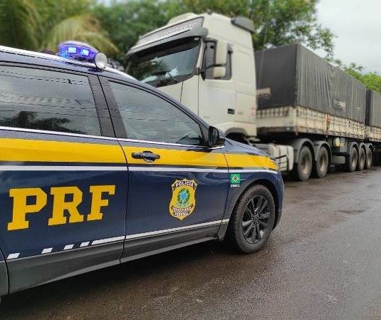 Motorista é preso com carreta e 50 toneladas de soja furtadas