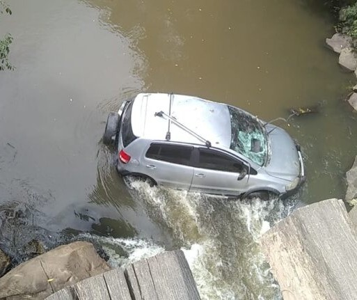 Dois veículos caíram em rios no final de semana em União da Vitória 