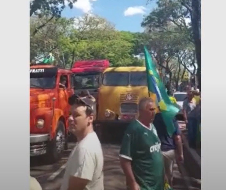 Manifestantes voltam a fechar Avenida Mandacaru