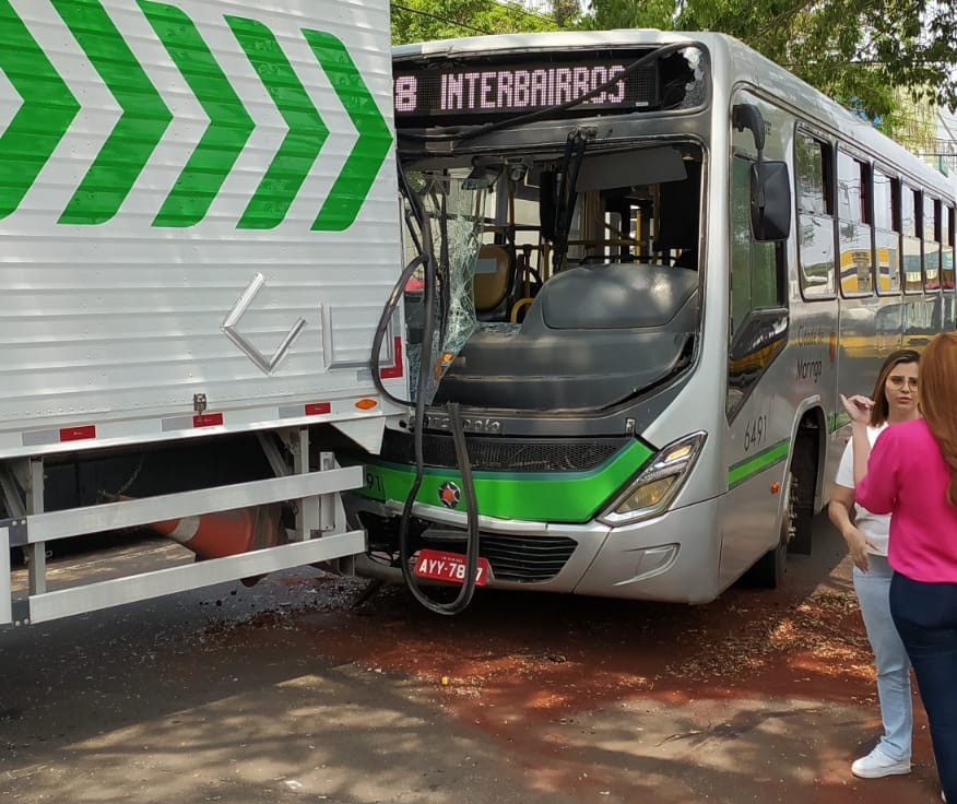 Sete ficam feridos em acidente entre ônibus e caminhão em Maringá