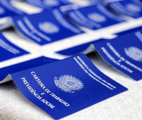 Brasil tem 12,7% da população desempregada, segundo IBGE