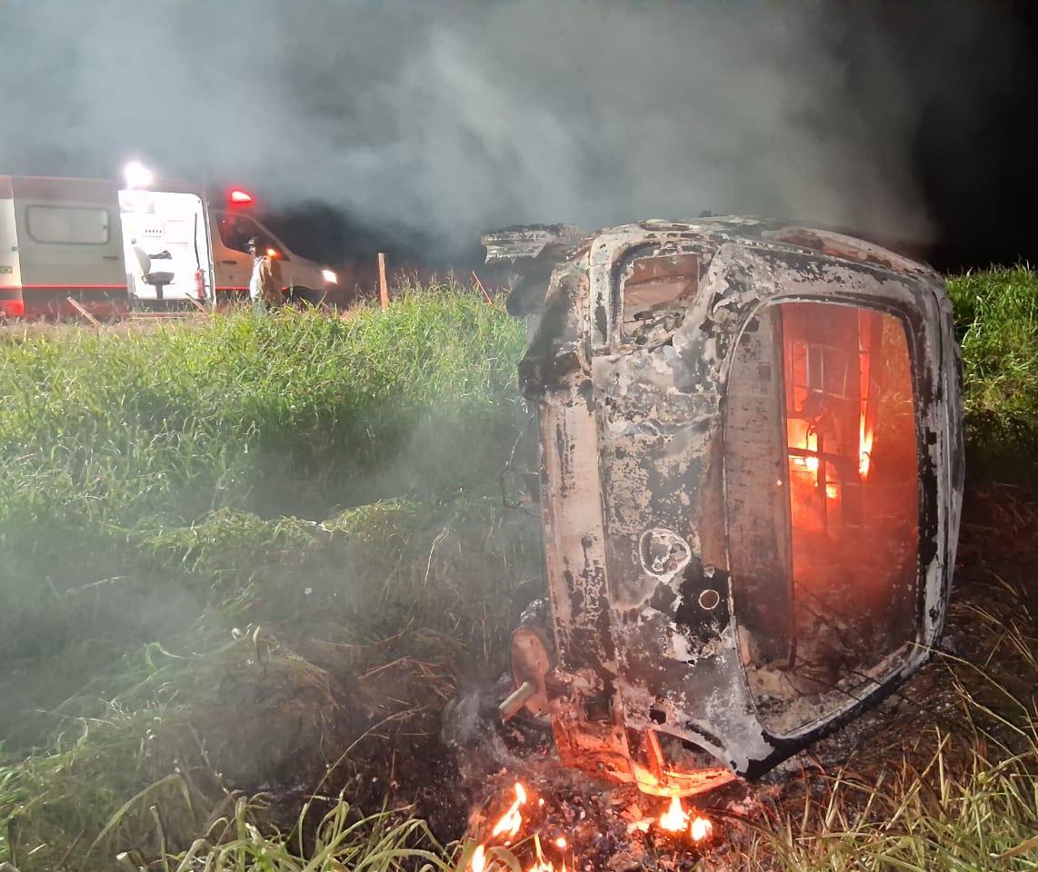 Carro capota e pega fogo; motorista é ejetada do veículo