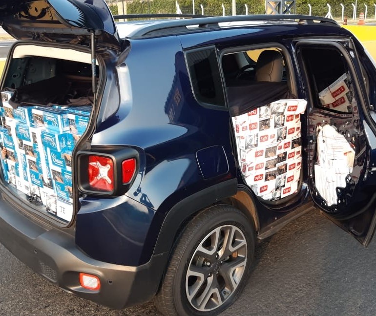 PRF apreende carro lotado de cigarros do Paraguai