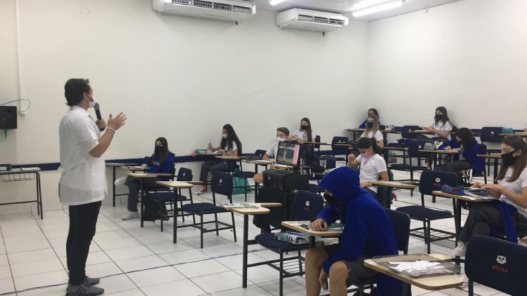 Em muitas escolas particulares, o ano letivo com aulas presenciais começou nesta segunda-feira (1º)