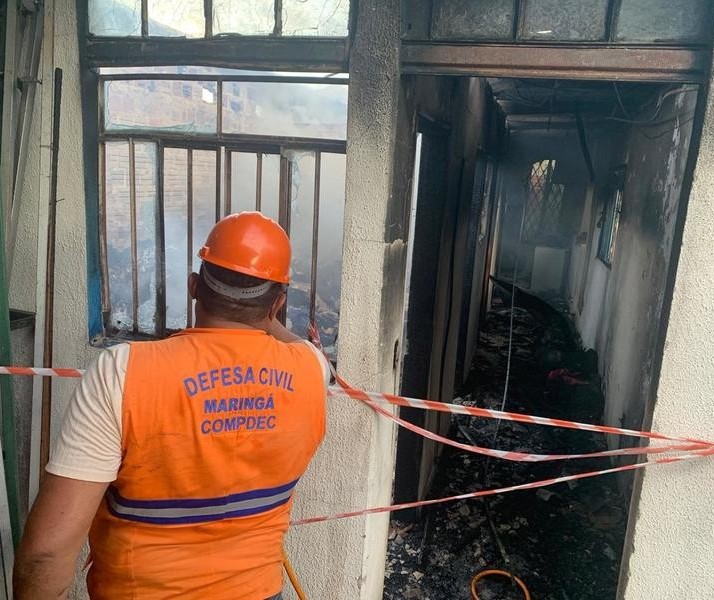 Incêndio destrói depósito de floricultura em Maringá