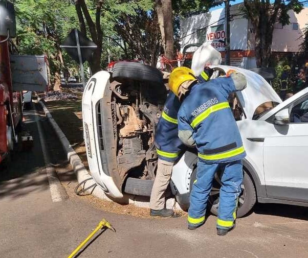 Pai e filha ficam feridos após carro ser prensado contra árvore em Maringá