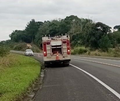 Palmeira: mulher é ejetada e sofre ferimentos graves após carro capotar