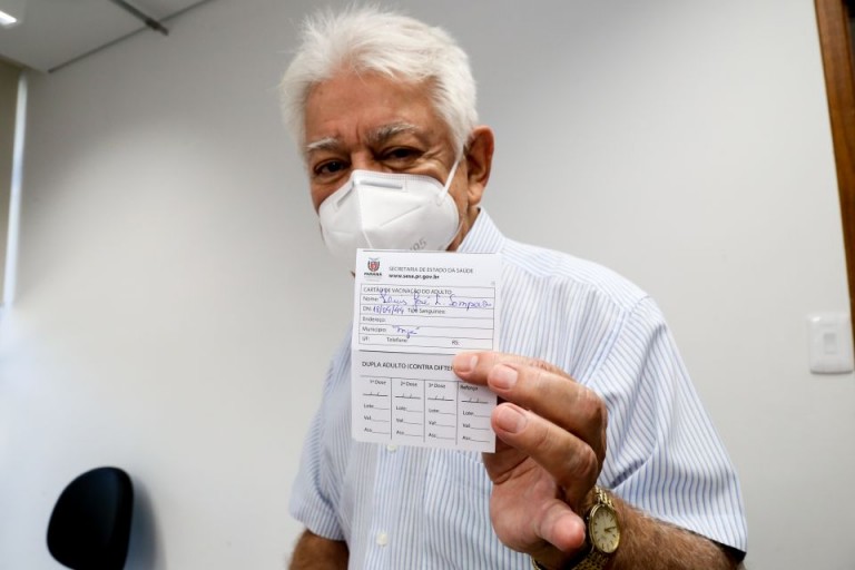 Vacinação reduziu número de mortes e hospitalização de idosos, diz secretário