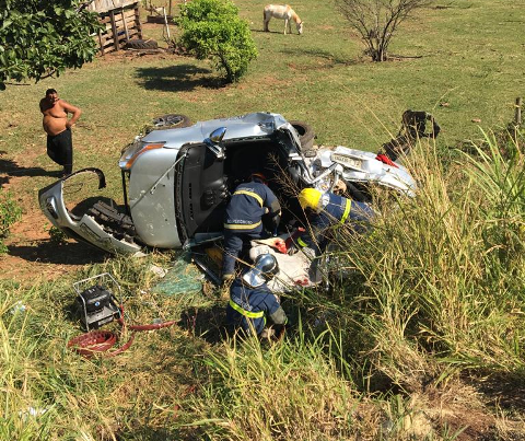 Acidente entre 3 veículos mata uma pessoa e deixa 4 feridas