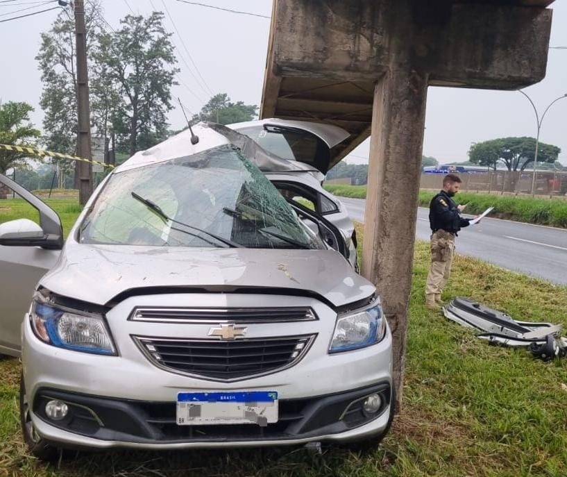 Jovem morre após bater veículo em coluna de passarela de pedestres