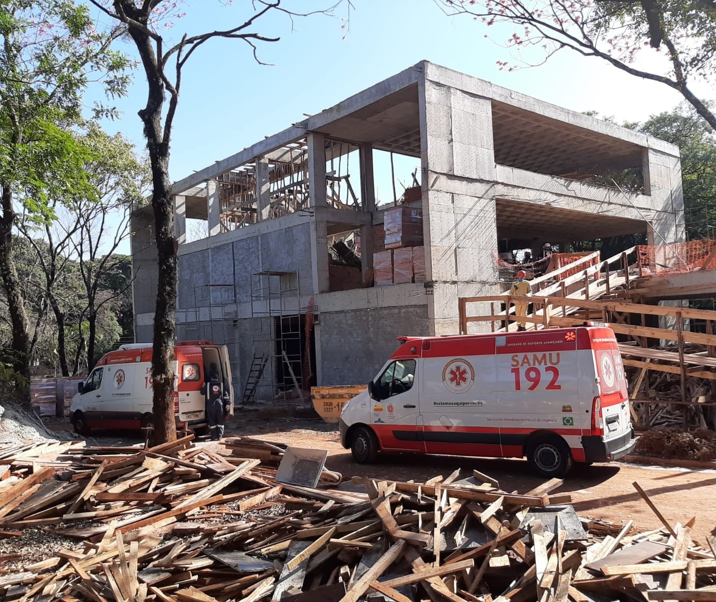 Cinco trabalhadores ficam feridos após desabamento em obra na UEM