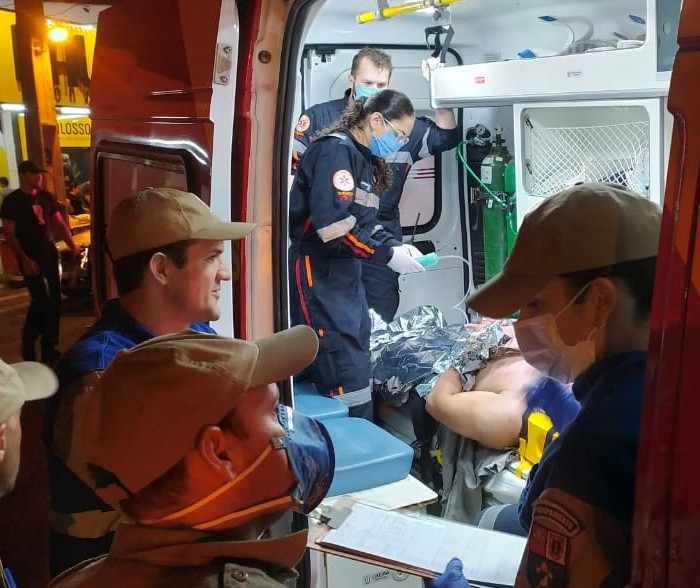 Motociclista vai parar no teto de automóvel após colisão em Maringá
