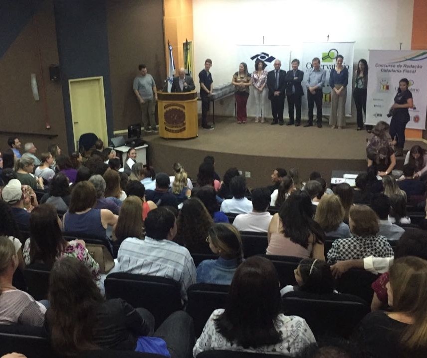 70 alunos e professores são premiados em concurso de redação em Maringá