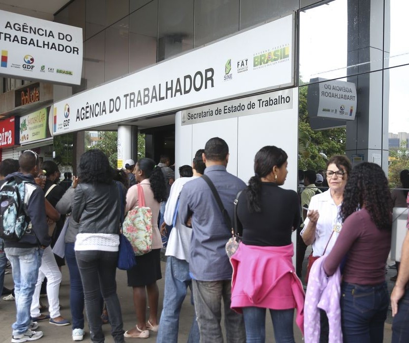 Desemprego diante da pandemia tem ligeira queda, aponta IBGE
