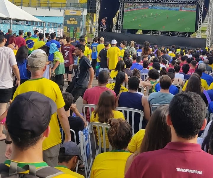 Brasil goleia e está nas quartas de final da Copa do Mundo. Torcedores comemoram na Vila Olímpica em Maringá