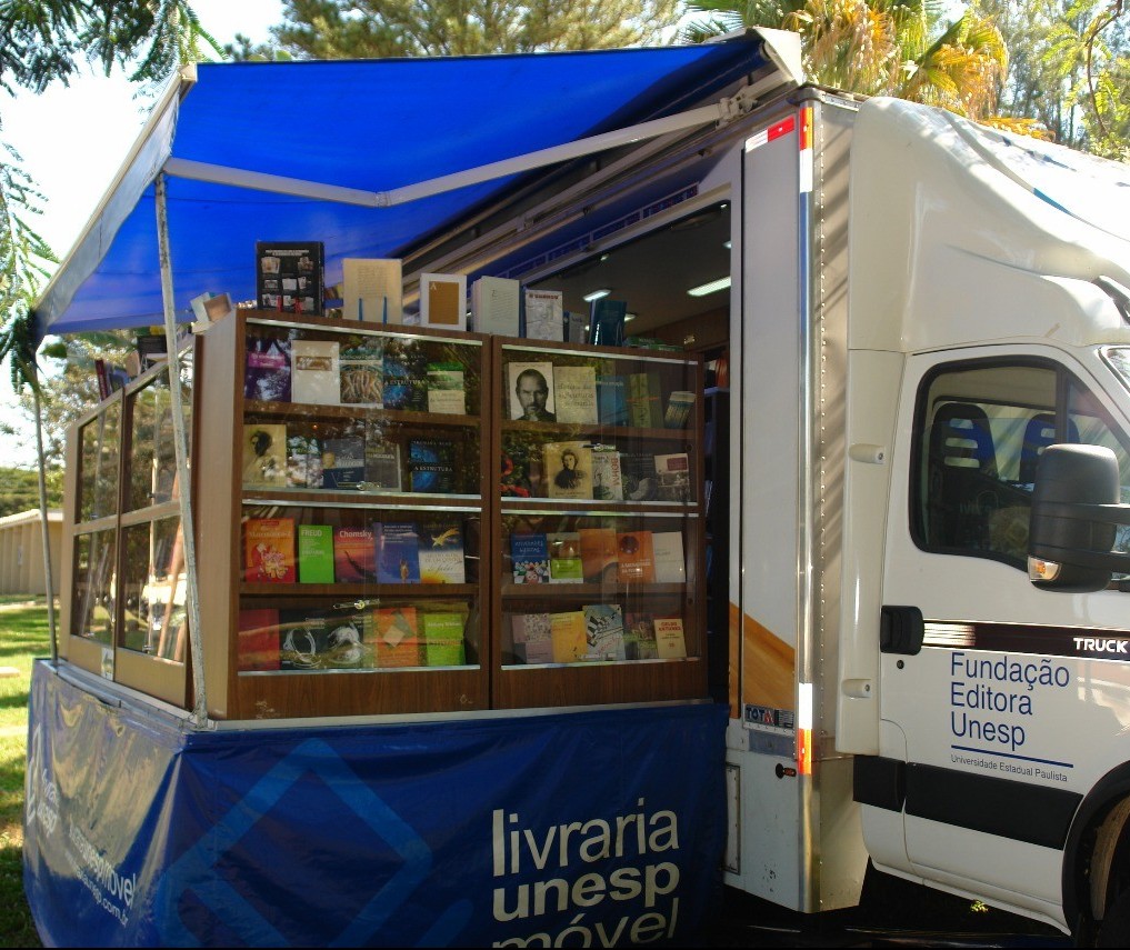 Livraria Móvel da Unesp está em Maringá