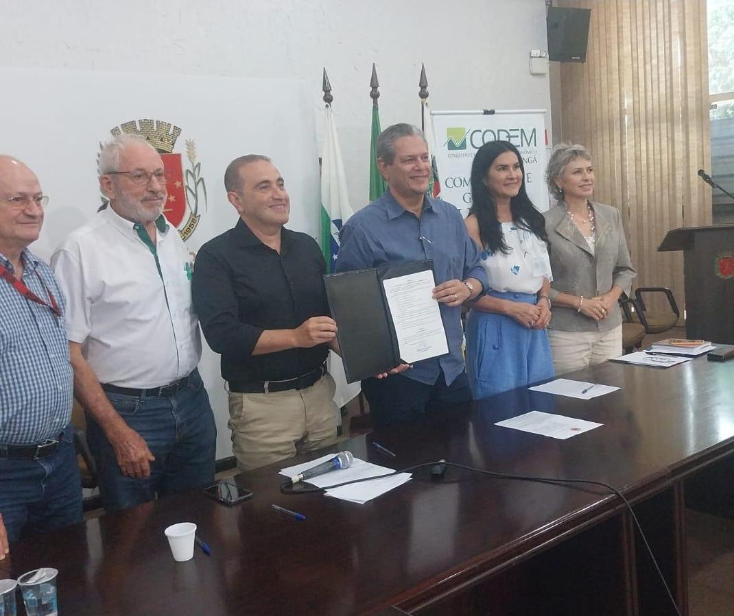 Prefeito assina decreto criando programa “Maringá + Fácil”