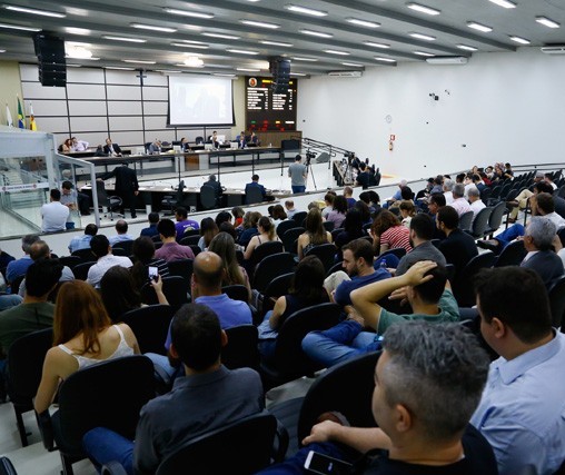 Câmara aprova toldos que cobrem quase toda calçada em Maringá