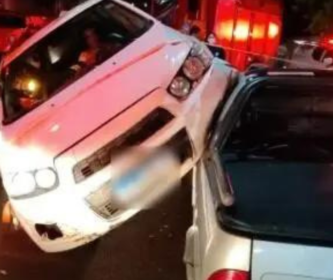 Carro fica em cima de outro após colisão em Maringá; vídeo